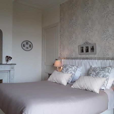 Le Manoir De Crisolles Bed & Breakfast Ruang foto