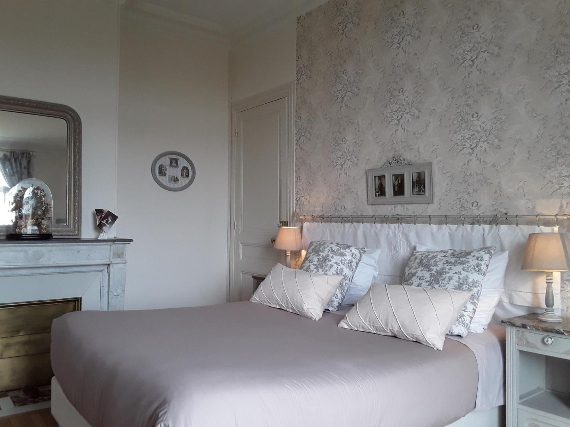 Le Manoir De Crisolles Bed & Breakfast Ruang foto