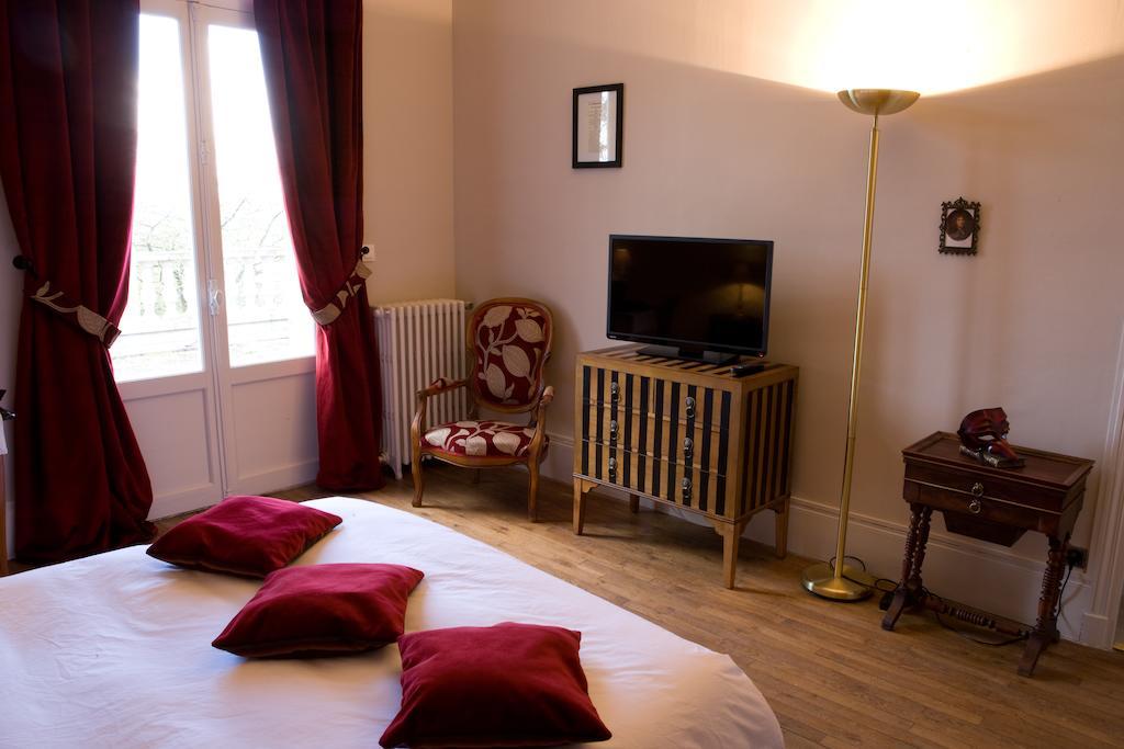 Le Manoir De Crisolles Bed & Breakfast Ruang foto