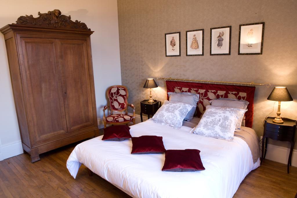 Le Manoir De Crisolles Bed & Breakfast Ruang foto